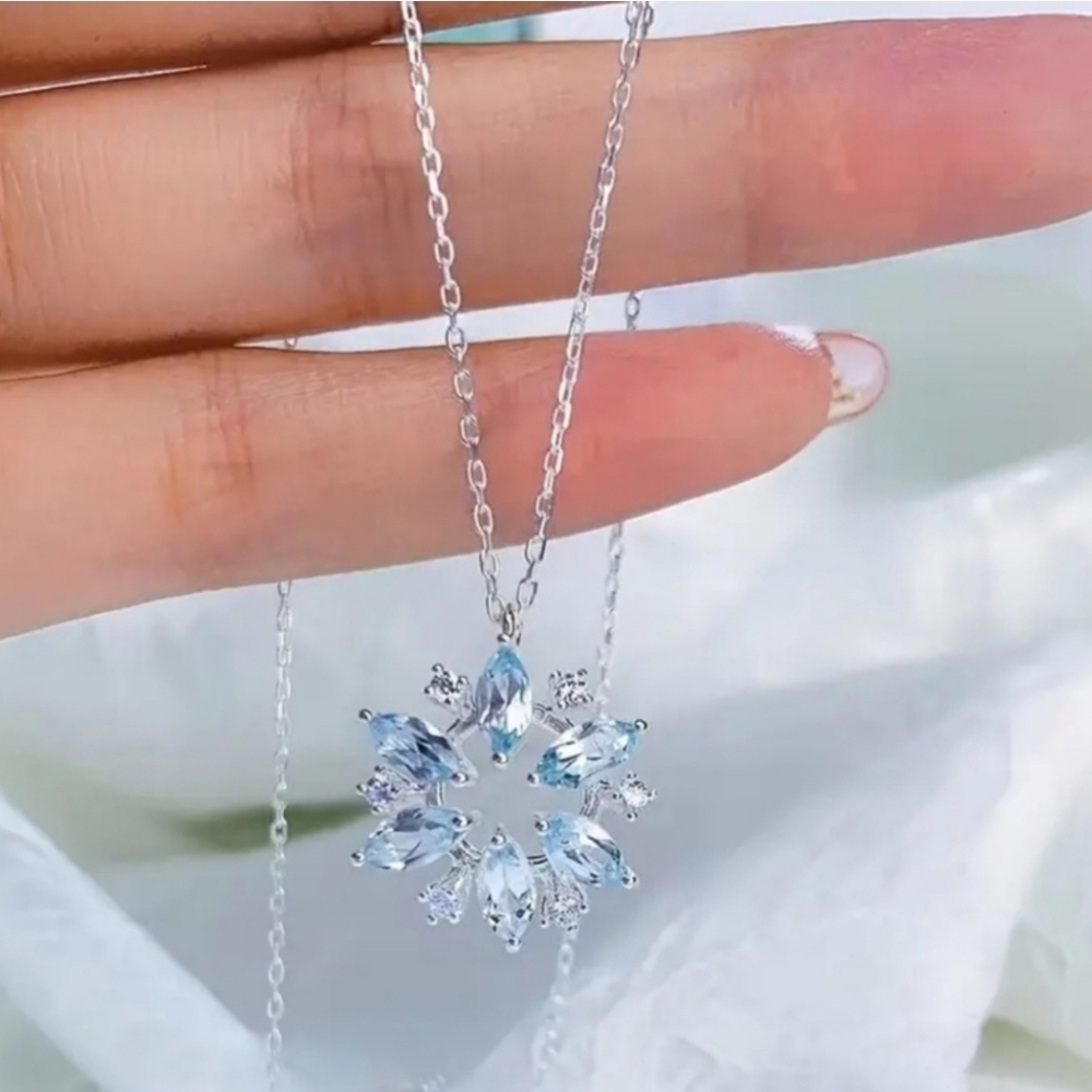 Elegant Silver Snowflake Necklace